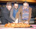 Bild: kro
Voller Vorfreude schnitten Ludek Sonkup, Patrik Pizinger und Bernd Sommer (von links) den böhmischen Vanocka an.