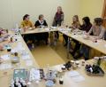 Bild: do
Angeleitet von Silvia Gottinger experimentieren zehn Kursteilnehmerinnen bei einem Workshop der Volkshochschule Eschenbach mit Naturprodukten an der Herstellung "plastikfreier" Kostmetika.