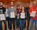Bild: jr
Bei der Weihnachtsfeier ehrte Elektro Leipold eine Reihe von langjährigen Mitarbeitern. Unser Bild zeigt die Arbeitsjubilare (vorne, von links) mit Michael Meißner, Klaus Rustler, Christina Stingl und Rainer Waidhas. Ihnen gratulierte die Geschäftsleitung (hintere Reihe von links) mit Oliver, Ulrike und Karl Leipold.
