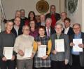 Bild: hcz
Für ihre langjährige Treue zeichnen (Zweite Reihe, von links) Vorsitzender Klaus Fischer und Bezirksvorsitzende Rosa Prell die Geehrten bei der Weihnachtsfeier des Obst- und Gartenbauvereins aus.