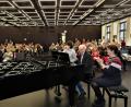 Bild: ubb
Dito Rodriguez (stehend am Klavier) spielte sehr sicher mit seinem Klavierlehrer Helmut Burkhardt "The most wunderful Time of the Year". Carol Bischoff (re.) half beim Umblättern der Noten.