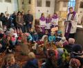 Bild: jzk
Pfarrer Thomas Kraus freute sich, dass so viele Kinder mit ihren Eltern zum adventlichen Kinderwortgottesdienst in die Stadtpfarrkirche gekommen waren.
