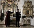 Bild: pmen
Für den guten Zweck: Elisabeth Dommermuth (links), Raphael Ernst und Eva Dommermuth (am Klavier) präsentieren in der Pfarrkirche St. Felix in Neustadt/WN weihnachtliche Lieder.