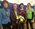 Bild: mma
Schriftführerin Christina Schleicher (links) überreichte Hans-Jürgen Bumes als frisch gekürtem OB-Kandidaten der Grünen Blumen. Zur Nominierung gratulierten auch Schatzmeisterin Claudia Ried und Landtagsabgeordnete Anna Toman (von rechts).