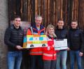 Bild: mor
Bereitschaftsleiter Hermann Regler und Marina Kraus (in Rot-Kreuz-Jacken) vom BRK freuen sich über die 500-Euro-Spende. Jörg Zechmayer, Benjamin Keck, Johannes Stauber und Thomas Hofmann (von rechts) wollen bei den "Winter-Stüberl"-Events im Kommunbrauhaus das Spendengeld weiter aufstocken.