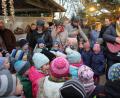 Bild: ral
Schwung brachten die Kindergartenkinder mit ihrem Auftritt in den Markt.