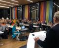 Bild: Kunz
Thomas Ebnet klärt die 100 Gäste beim "Indischen Abend" über die Arbeit seines Vereins "Hoffnung für Menschen" auf.