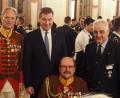 Bild: krb
Bei der anschließenden Feier in der Residenz haben (hinten von links) Landeskommandant Oberst d. Ldw. Jürgen Völkl, Ministerpräsident Markus Söder und BKV-Präsident Hans Schiener sowie (vorne) Lds.-Adjutant und Presseoffizier Oberstleutnant d .Ldw. Hans Härtl Gelegenheit zum Austausch.