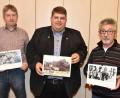 Bild: no
Präsentation des Jubiläumskalenders im Rathaus (von links): Ortsheimatpfleger Richard Koller, Bürgermeister Dieter Dehling und Lorenz Geitner (von ihm stammt ein Großteil der historischen Bilder).