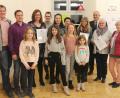 Bild: Susanne Forster
Bürgermeister Johann Burger (Dritter von rechts) mit Mathilda Wölfl, Luisa Teubner, Julia Teubner und Joselina Teubner vom Kinderchor sowie der Kinderchor-Leiterin Michaela Teubner (Vierte von rechts). Sie wird von Michaela Burger (Dritte von links) und Martin Teubner (links) unterstützt. Zimmerermeister Josef Siller (Zweiter von links), Industriemeister für Mechatronik Fabian Bauer (Vierter von links), Sandra Teubner (Fünfte von links) und Regina Siller (Fünfte von rechts) vom Chor "Grazie A Dio", den Michaela Burger (Vierte von links) leitet, sowie Lydia Häckl (rechts) und Maria Schähl (Zweite von rechts) vom Chor "Landschmetterlinge".