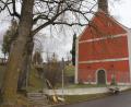 Bild: frd
Bisher ist die Wieskapelle beim Friedhof lediglich über Treppen erschlossen. Ein erfolgreicher Antrag von Seniorenbeauftragter Rita Reiter hat nun die Weichen dafür gestellt, dass im nächsten Jahr die Barrierefreiheit hergestellt wird.