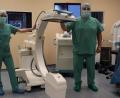 Bild: exb
Dr. Konstantinos Kafchitsas (rechts) freut sich über den neuen 3D-C-Bogen, der künftig an der Asklepios-Klinik Lindenlohe zum Einsatz kommt.