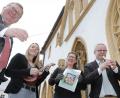 Bild: Wolfgang Steinbacher
Oberbürgermeister Michael Cerny, ACC-Marketing-Koordinatorin Alexandra Kummert, Katja Körtge vom Kulturamt, Kulturreferent Fabian Kern und ACC-Chefin Petra Strobl (von links) machen Appetit auf das beliebte Neujahrskonzert.