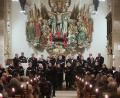 Bild: Wolfgang Steinbacher
Breit im Altarraum der Dreifaltigkeitskirche aufgestellt, präsentierte der Regensburger Kammerchor unter Leitung von Angelika Achter ein stimmungsvolles, adventliches Konzert "Süßer die Glocken nie klingen". Auch die Besucher durften in das Lied mit einstimmen.