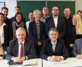 Bild: Bühner
Regierungspräsident Axel Bartelt beim Besuch der Pestalozzi-Mittelschule (sitzend, Zweiter von rechts) zusammen mit (sitzend, von links) Schulrätin Margit Walter, leitendem Regierungsschuldirektor Johann Hilburger und Rektor Heribert Zeis. Mit dabei waren auch Vertreter der Stadt Weiden und Lehrer der Schule.