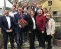 Bild: eig
Rainer Vater (vorn mit Blumen) unternimmt einen weiteren Versuch, Bürgermeister von Weiherhammer zu werden. Hinter ihm das 16-köpfige Team der Gemeinderatskandidaten.