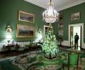 Bild: Alex Brandon/AP/dpa
Der "Green Room" im Weißen Haus ist in der Vorweihnachtszeit während der sogenannten "Christmas preview" 2019 mit einem Weihnachtsbaum und weiterem Weihnachtsschmuck geschmückt.