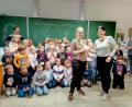 Bild: Grundschule Friedenfels/exb
Nach den anschaulichen Informationen über gesunde Zähne nahm Schulleiterin Inge Dick (vorne rechts) von Zahnärztin Katharina Ziegler eine Spende entgegen, die in gesundes Essen umgewandelt werden soll.