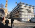Bild: Gerhard Götz
Am Montag fand beim Erweiterungsbau des Landratsamtes die Hebfeier statt. Ende September soll das dreigeschossige Gebäude bezugsfertig sein.