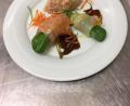 Bild: Schiffer
Die marinierten Spinatblätter werden mit Fischfiletscheiben umwickelt und mit Karotten- und Limetten-Julienne bestreut. Dazu gesellt sich Lachstatar.