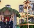 Bild: Susanne Forster
Katharina Freiin von Podewils, Alexandra Freiin von Podewils und Eva Freifrau von Podewils (von links) organisieren das Wildenreuther Weihnachtsmärchen. Einige Buden und Weihnachtspyramiden sind schon aufgebaut.