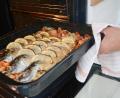 Bild: Gabi Schönberger
Das Fischfleisch wird diagonal eingeschnitten, so wird es schneller gar. In die Schlitze kommen Zitronenscheiben.