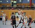 Bild: ref
Walter Geiger auf dem Weg zum Korb ist nicht zu stoppen von der Abwehr des TSV Freising. Rechts beobachtet Wladimir Spulin (Nr. 13) die Aktion, links Ambergs Neuzugang Oliver Leuchte. (Nr. 1).