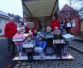 Bild: Kinderhaus Konnersreuth/exb
Die Kinder des Kinderhaus Konnersreuth beim Beladen des Lkw.