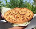 Bild:  Gabi Schönberger 
Goldbraun und knusprig kommt der Elsässer Zwiebelkuchen aus dem Backofen.