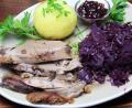 Bild: Matthias Würfl
Mit Blaukraut, Knödel und Preiselbeeren schmeckt Reh besonders lecker.