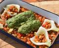 Bild: Schiffer
Aus vielen Kräutern und Parmesan wird die Masse gefertigt, die auf den Lammrücken verteilt wird. In die Fenchelpfeifen kommt Ratatouille.