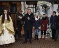 Bild: mfh
.Christkind, Bürgermeister und Organisatoren stellen im Fischer-Garten den 17. Rosenberger Krippenweg vor.