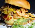 Bild: Mattias Würfl
Der Ausdruck „Surf and Turf“ steht für eine Essenskombination aus Garnelen, Krabben oder Hummer und Rindfleisch. In Restaurants bekommt man, wenn „Surf & Turf“ bestellt wird, meist einen halben Hummer sowie ein feines Steak serviert. Anja Auer empfiehlt Burger.