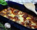 Bild: Matthias Würfl
Die Hackbällchen sollten ein wenig aus der Tomatensoße ragen, wenn sie in den Ofen kommen. Nach der Garzeit für das Fleisch kommt der Mozzarella zum Überbacken darüber.