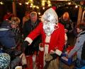 Bild: mef
Der Nikolaus hat alle Hände voll zu tun, um die selbstgemachten Nikolauspäckchen an die Kinder zu verteilen.