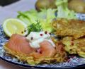 Bild: Matthias Würfl
Warum immer nur Apfelmus? Mit Lachs und Meerrettichsahne schmeckt der Kartoffelpuffer ganz hervorragend.