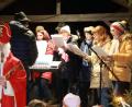 Bild: Ertl, Willi
Der Kirchenchor Sorghof lässt zum Nikolauseinzug am Plärrer-Spielplatz seine Stimmen erklingen und erfreut dabei auch den heiligen Mann.