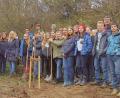 Bild: njn
Die Achtklässler der Mittelschule packten beim Anlegen der Streuobstwiese kräftig mit an. Mit auf dem Bild Rektorin Sabine Graser (Neunte von links), Bürgermeister Hans Donko (Sechster von links), Lehrer Bernhard Reiß (Fünfter von links) sowie die Vereinsvorstände Lucia Heindl (Dritte von links), Anton Hauer (Dritter von links) und Klaus Schmidt (Siebter von links)