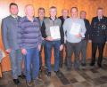 Bild: tu
Die geehrten passiven Mitglieder (von links): Josef Strigl, Josef Hartung, Josef Schneider, Johann Neuber, Helmut Vater und Johann Schödl mit Bürgermeister Rainer Rewitzer (links) und Vorsitzendem Hans-Peter Wallner (rechts).
