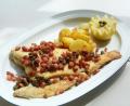 Bild: Gabi Schönberger
Mit knusprigem Speck und Kapern in zerlassener Butter wird die Scholle Finkenwerder Art serviert. Dazu passen Bratkartoffeln und ein Salat.