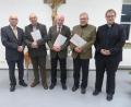 Bild: kod
Kolping-Vorsitzender Elmar Pilz ehrte Manfred Saller, Helmut Schug, Wolfgang Eschenbeck (von links) für ihre langjährige Mitgliedschaft. Präses Daniel Fenk (rechts) gratulierte.