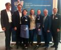 Bild: Tourismusschule Wiesau/exb
Europa-Abgeordneter Christian Doleschal (Zweiter von links) gratuliert stellvertretendem Schulleiter Thomas Metzler, Patricia Dutz, Bürgermeister Toni Dutz und Fachbetreuer André Putzlocher sowie zwei Schülerinnen zum Erfolg.