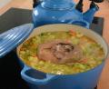 Bild: Gabi Schönberger
Mit Nacken-, Schulter- oder Bauchfleisch vom Schwein bereitet OWZ-Küchenchef Michael Schiffer seine Erbsensuppe nach rheinischem Rezept zu.