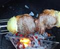 Bild: Matthias Würfl
Es empfiehlt sich, auf die Spieß-Enden dicke Zwiebelhälften zu stecken. Der Grund: Beim Abschneiden der Fleischtranchen (wie bei Gyros) bleibt man sonst immer mit dem Messer in den Fleischhalterungen des Spießes stecken.