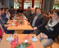 Bild: jr
Unterhaltsame Stunden verbrachten zahlreiche Senioren aus Steinmühle und Pleußen bei einer Adventsfeier der Expositurgemeinde im Sportheim des SV Steinmühle. Mit dabei waren auch (von rechts) Seelsorgerat-Sprecherin Rosemarie Ernst, Mitterteichs Zweiter Bürgermeister Stefan Grillmeier und Pfarrer Anton Witt.