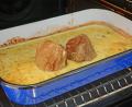 Bild:  Gabi Schönberger
Wenn die Sahne angegossen ist, muss die Sauce noch 30 Minuten weiter köcheln. Danach wird sie passiert und getrennt zum Fleisch gereicht.
