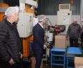 Bild: bkr
Der erste kollaborierende Roboter ist installiert. Er arbeitet selbstständig und schaltet bei jedem Kontakt automatisch ab. Verletzungen werden dadurch vermieden. Thomas Döhler, Geschäftsführer Patrick Stumpf, Markus Schraml, Anton und Regina Dornheim sowie Peter Merkl (von links) schauten sich die Maschine genauer an.