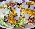Bild: Matthias Würfl
Wer mag, gibt noch gebratene oder gegrillte Putenbrust- oder Hähnchenbruststreifen auf den Salat. Zum Schluss wird er mit Parmesan bestreut.