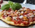 Bild: Matthias Würfl
Herrlich knusprig: die Pizza Frutti de Mare. Italiener lassen den Käse weg und träufeln statt dessen Olivenöl nach dem Backen darüber.