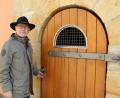Bild: m
Hans-Werner Robold entsperrt den Zugang zu "Bayerns größtem Felsenkeller-Labyrinth".